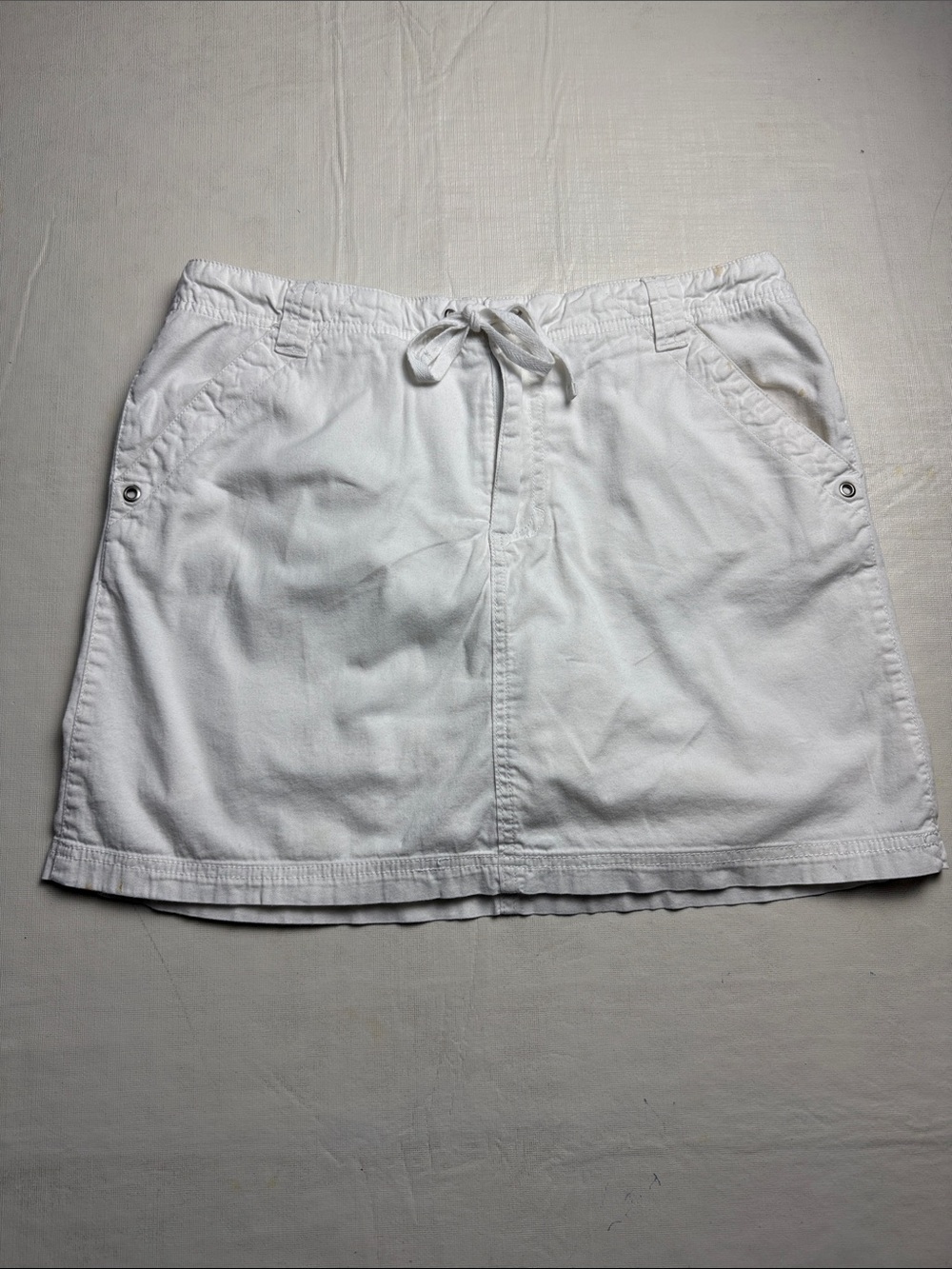 French Cuff Women's Casual White Skort Silver Grommets Drawstring Detail Size 8